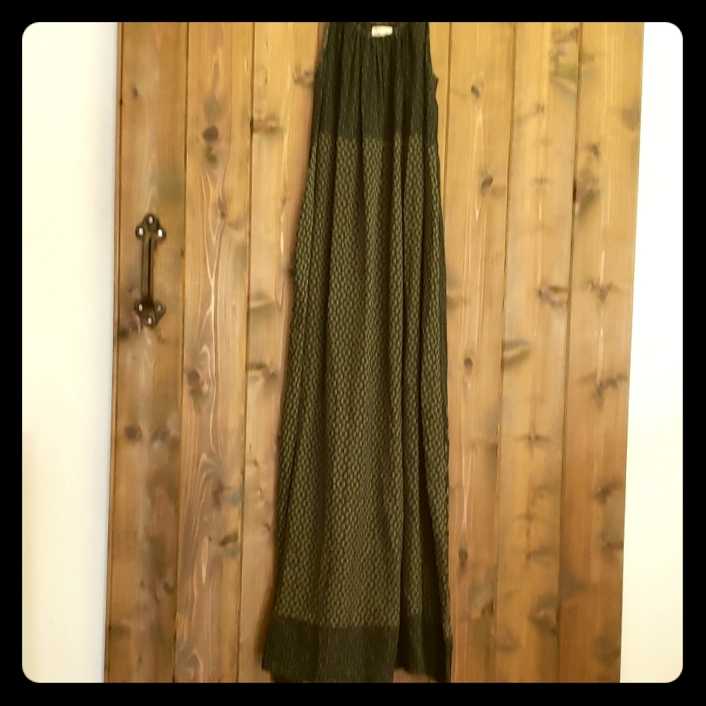 Maxi sleeve less dress with pockets.